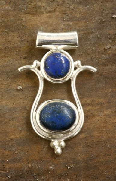 Isis - Pendentif Lapis (7 g, h: 3.6, B: 2.3)